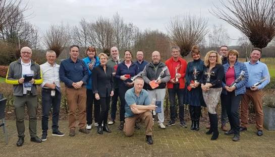 Afbeelding met persoon, gras, buiten, groep Automatisch gegenereerde beschrijving